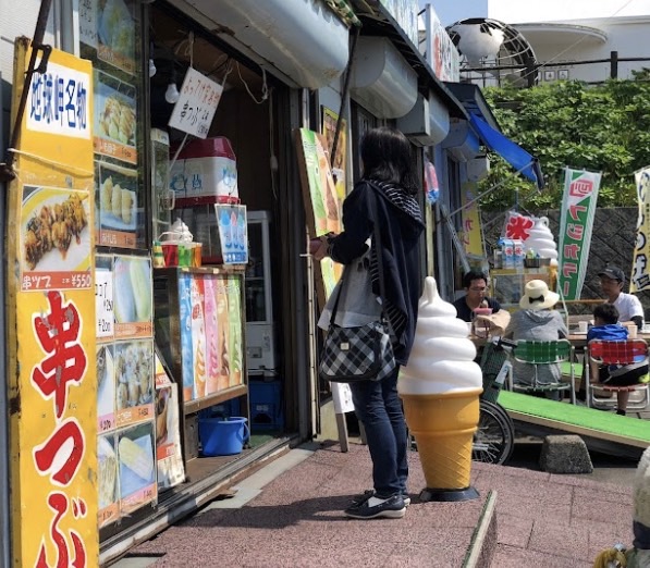 北海道行軍團-樂齡自助旅行-賣雞肉串燒的小店，冰淇淋和啤酒是炎熱天氣裡，旅客的救星！