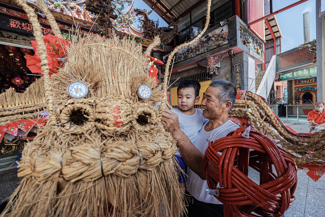 祖孫一起在雲龍插香祈福
