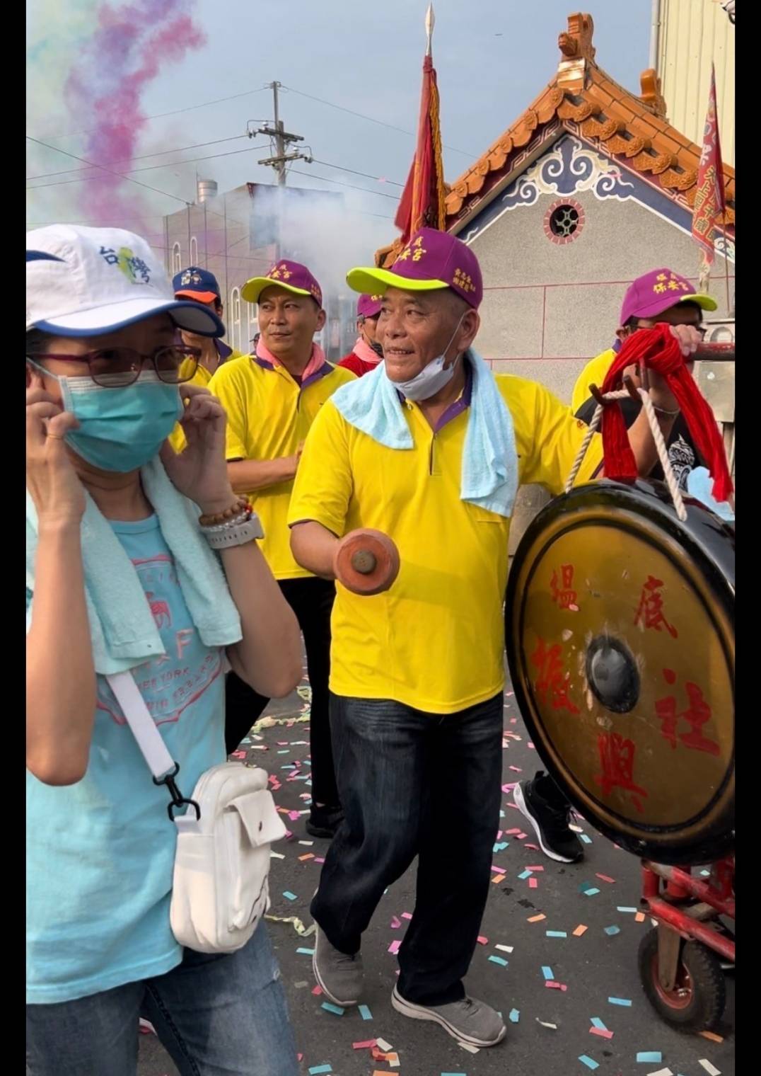 樂觀開朗的阿公，在廟會期間擔任鼓手