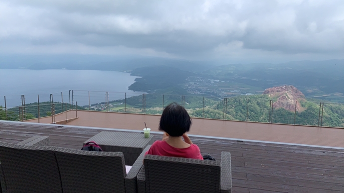 北海道行軍團-樂齡自助旅行-有珠山上的觀景台，右手邊山頭是昭和新山，是最新爆發的火山，左邊是洞爺湖，是火山口湖。