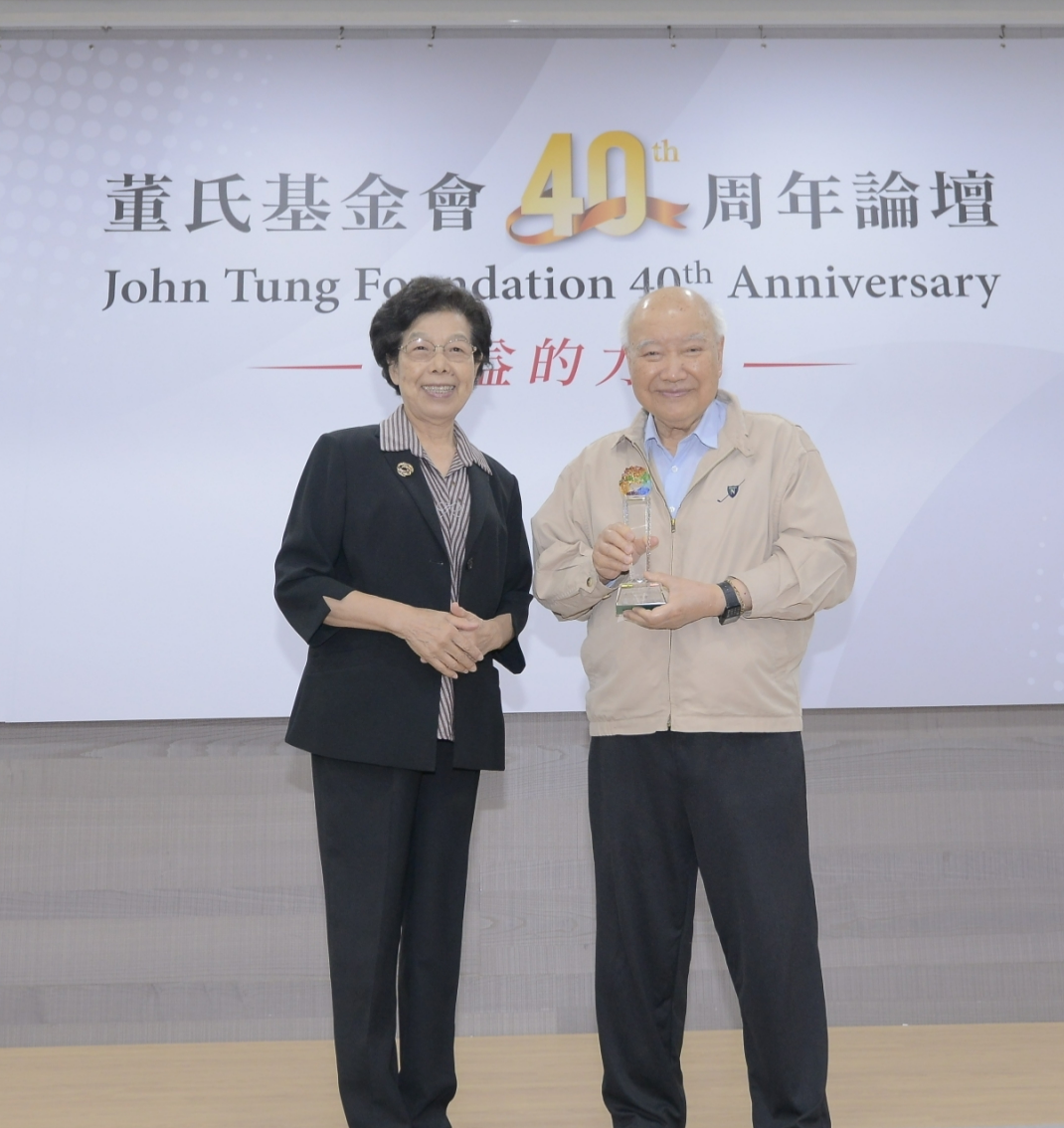 董氏基金會張博雅董事長（左）頒贈感謝獎座給貢獻及長期支持心理衛生中心進行憂鬱症防治工作的朱英龍教授（右）。