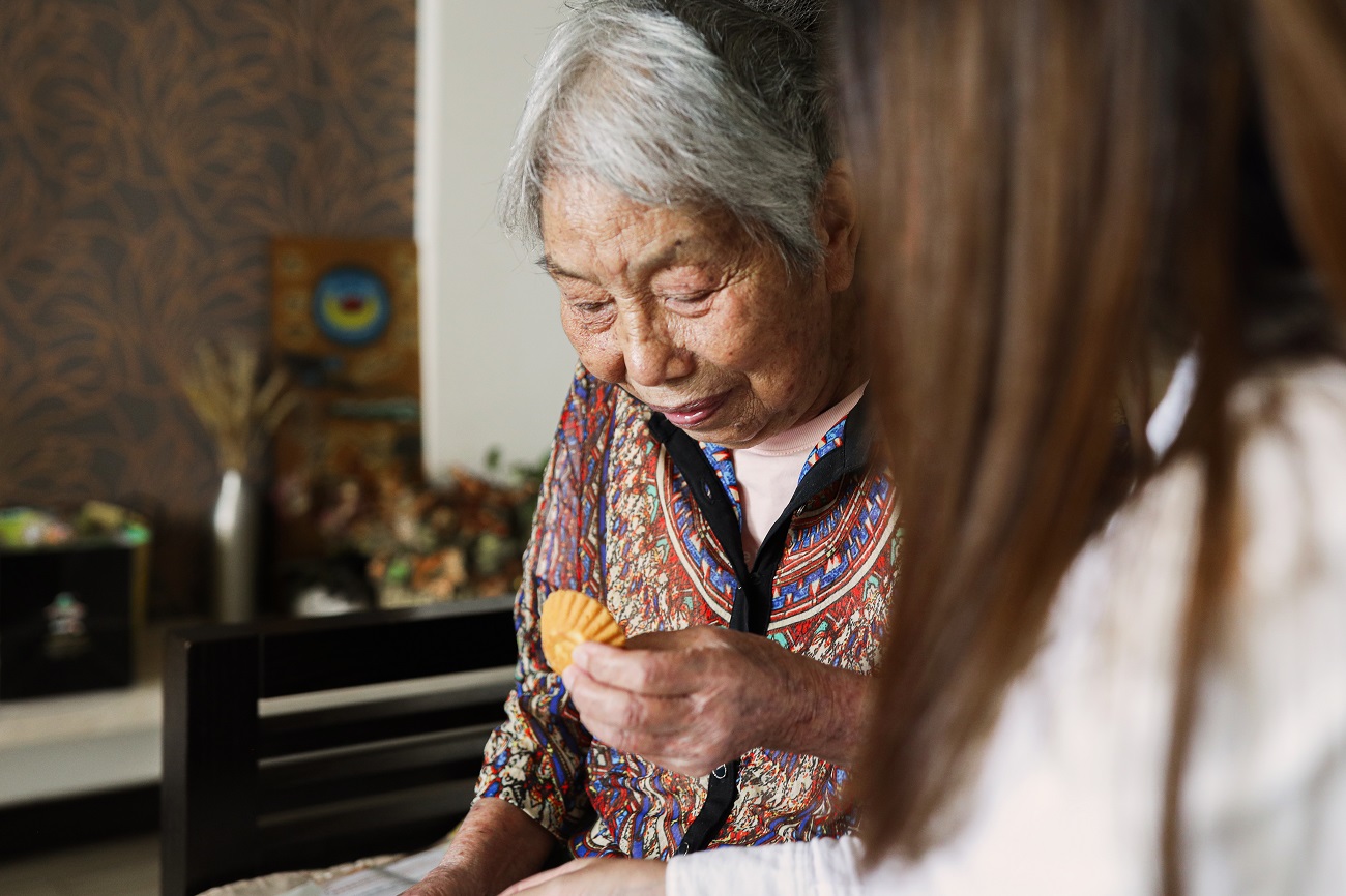 奶奶第一次吃鳳梨酥，聽著孫女訴說台灣生活