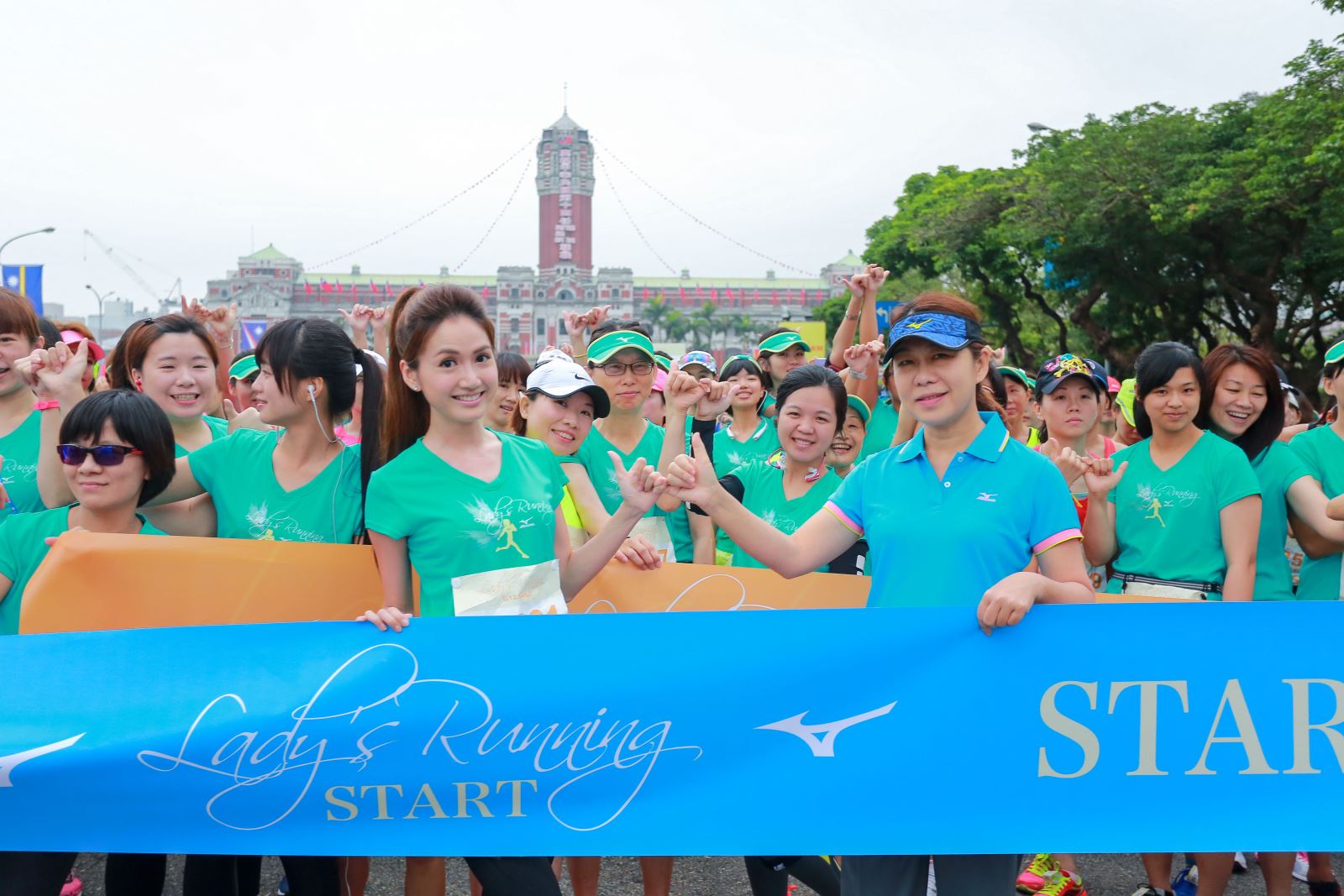 姊妹掏 Lady's Run 萬名姊妹淘空拋紙飛機期許拋開憂鬱情緒｜董氏基金會華文心理健康網