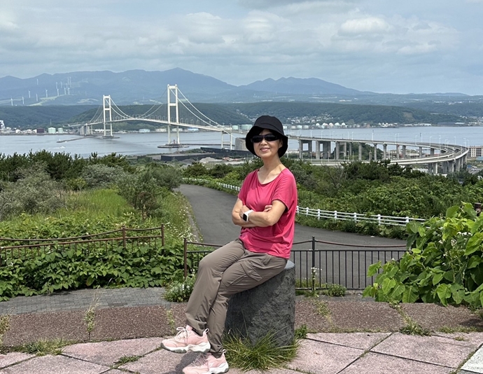 北海道行軍團-樂齡自助旅行-在祝津公園觀景台看白鳥大橋和室蘭海港。