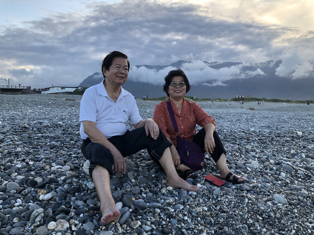 阿公阿嬤坐在海邊悠閒的看著海