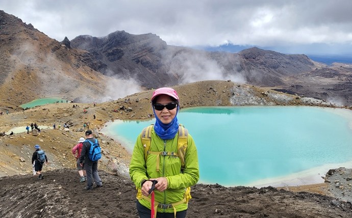 活力樂齡永不嫌晚-02張媚，50歲時開始領悟爬高山百岳的樂趣，70歲生日時，疫情開始緩和，就到紐西蘭自助旅行1個月，走了300公里的路。