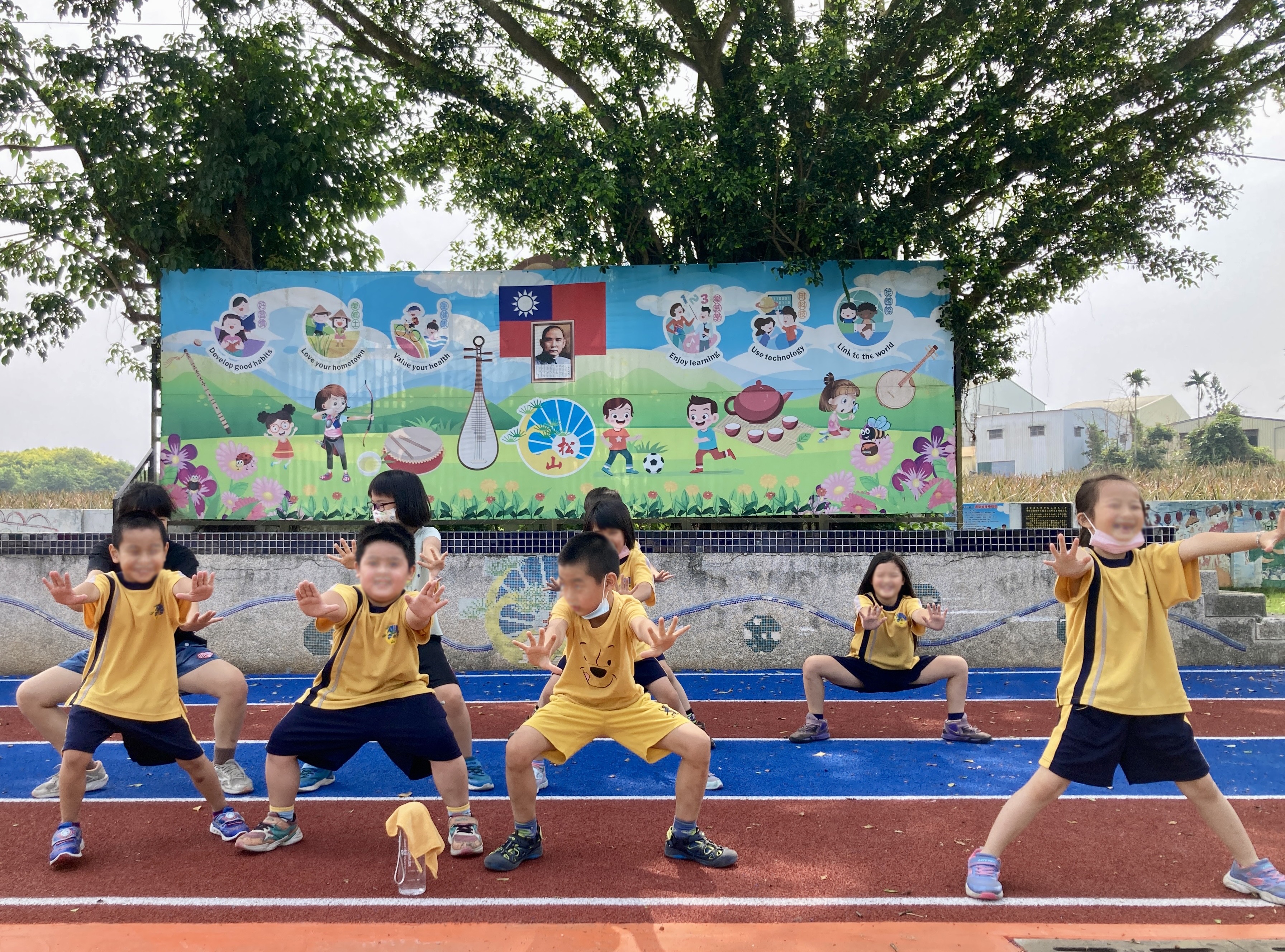 孩子開心展示所學樂動紓壓五招招式_嘉義松山國小提供