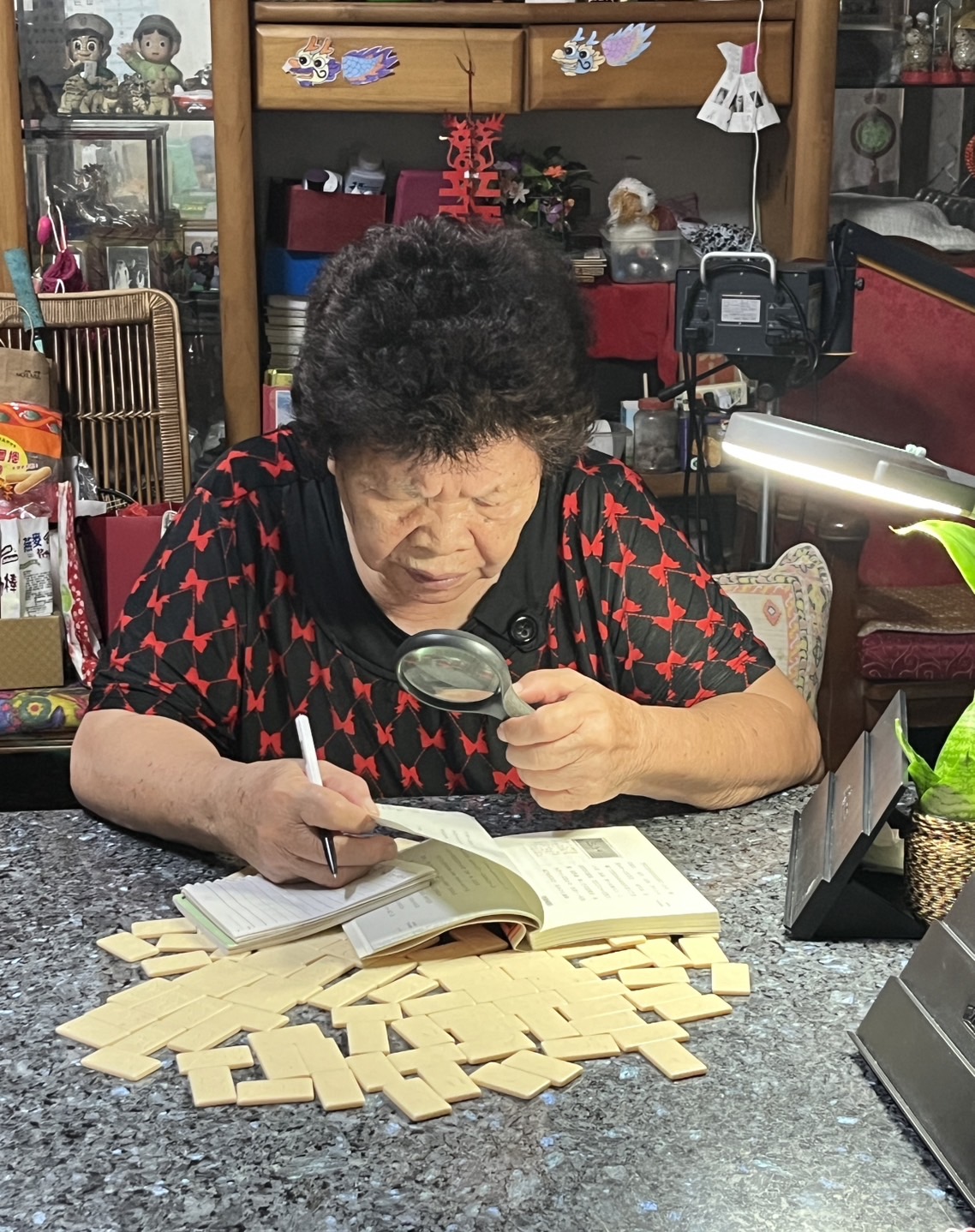 奶奶以前沒錢上學, 這是現在她自學的樣子