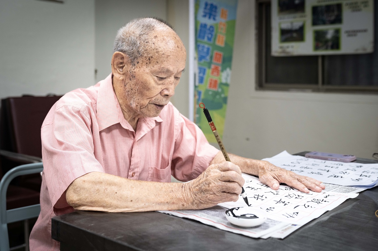 傅偉先生已高齡九十六歲了<擔任社區書法老師